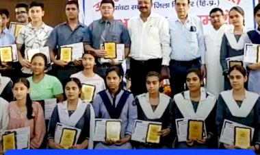 Paonta Sahib: उद्योगपति अशोक गोयल ने सम्मानित किये मेधावी ddnewsportal.com