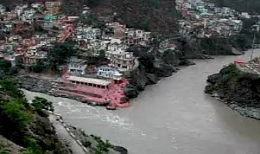 Rudraprayag Accident: रुद्रप्रयाग में बड़ा हादसा, 16 यात्रियों से भरा टेंपो ट्रैवलर अलकनंदा नदी में समाया ddnewsportal.com