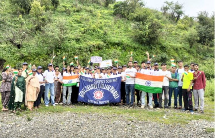 Paonta Sahib: भरली कॉलेज में तिरंगा यात्रा, छात्रों ने किया लोगों को राष्ट्र ध्वज फहराने को प्रेरित ddnewsportal.com