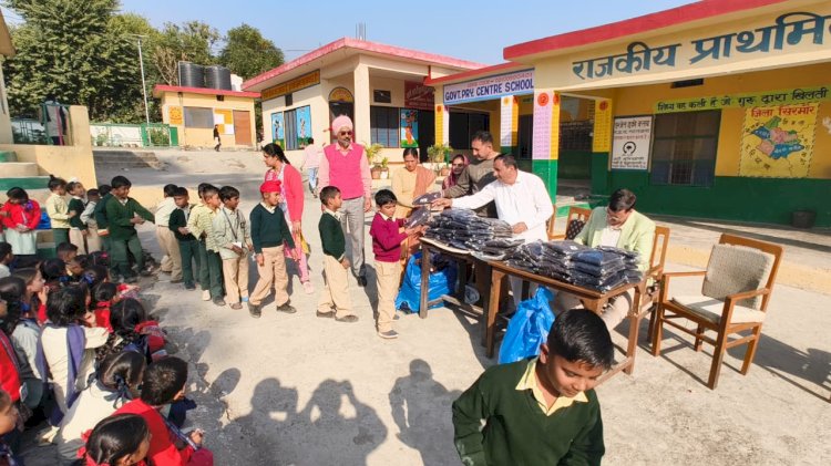 Paonta Sahib: मजदूर नेता प्रदीप चौहान और पूर्व प्रधान घासी राम ने बच्चों को दी स्वेटर की सौगात ddnewsportal.com