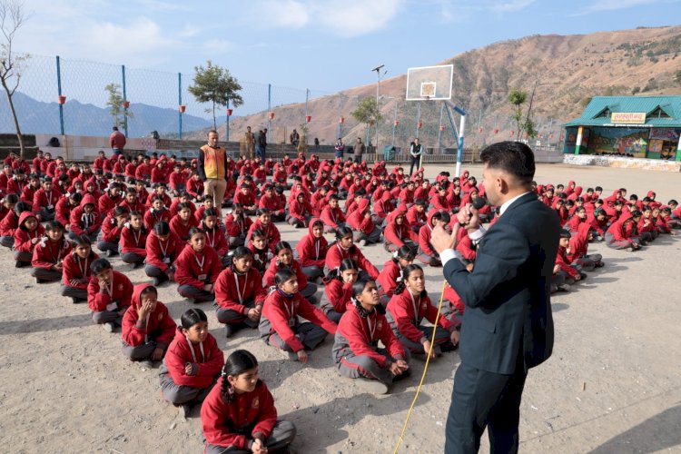 HP Schools News: कमरऊ पंचायत प्रधान ने शिलाई स्कूल के बच्चों में भरा जोश, मोटिवेशनल स्पीच देकर बोर्ड परीक्षा की तैयारी के बताए टिप्स ddnewsportal.com