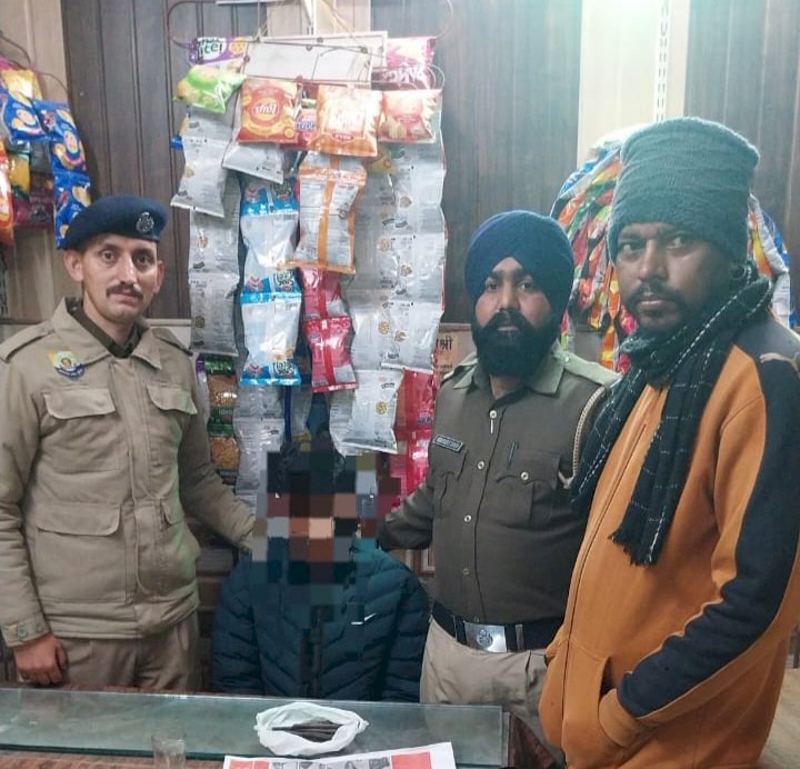 Paonta Sahib: कन्या स्कूल के पास चाय की दुकान में चरस के साथ एक व्यक्ति गिरफ्तार ddnewsportal.com