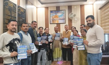 Paonta Sahib: पूर्व ऊर्जा मंत्री सुखराम चौधरी ने किया देश की आवाज पुस्तक के पांचवे संस्करण का विमोचन  ddnewsportal.com