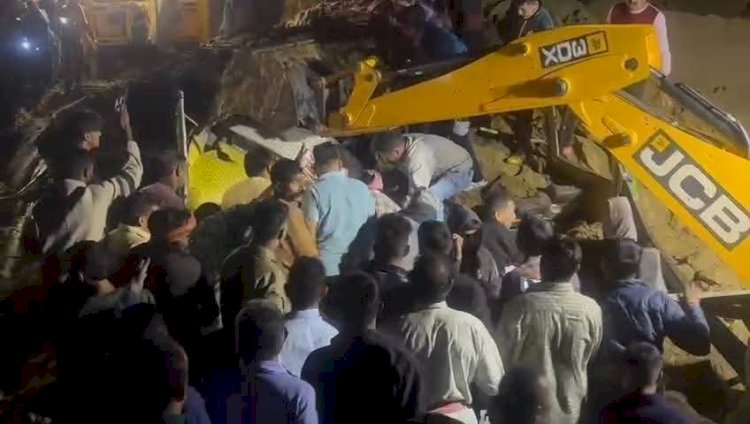 HP Accident News: हिमाचल में अमंगल- मलबे तले दबी निजी बस, 15 श*व बरामद, रैस्क्यू ऑपरेशन जारी ddnewsportal.com